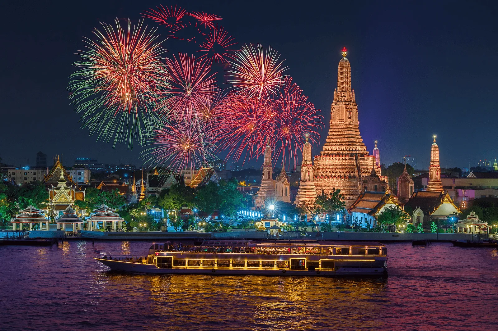 Photoshoot in Bangkok: river cruise dinner.