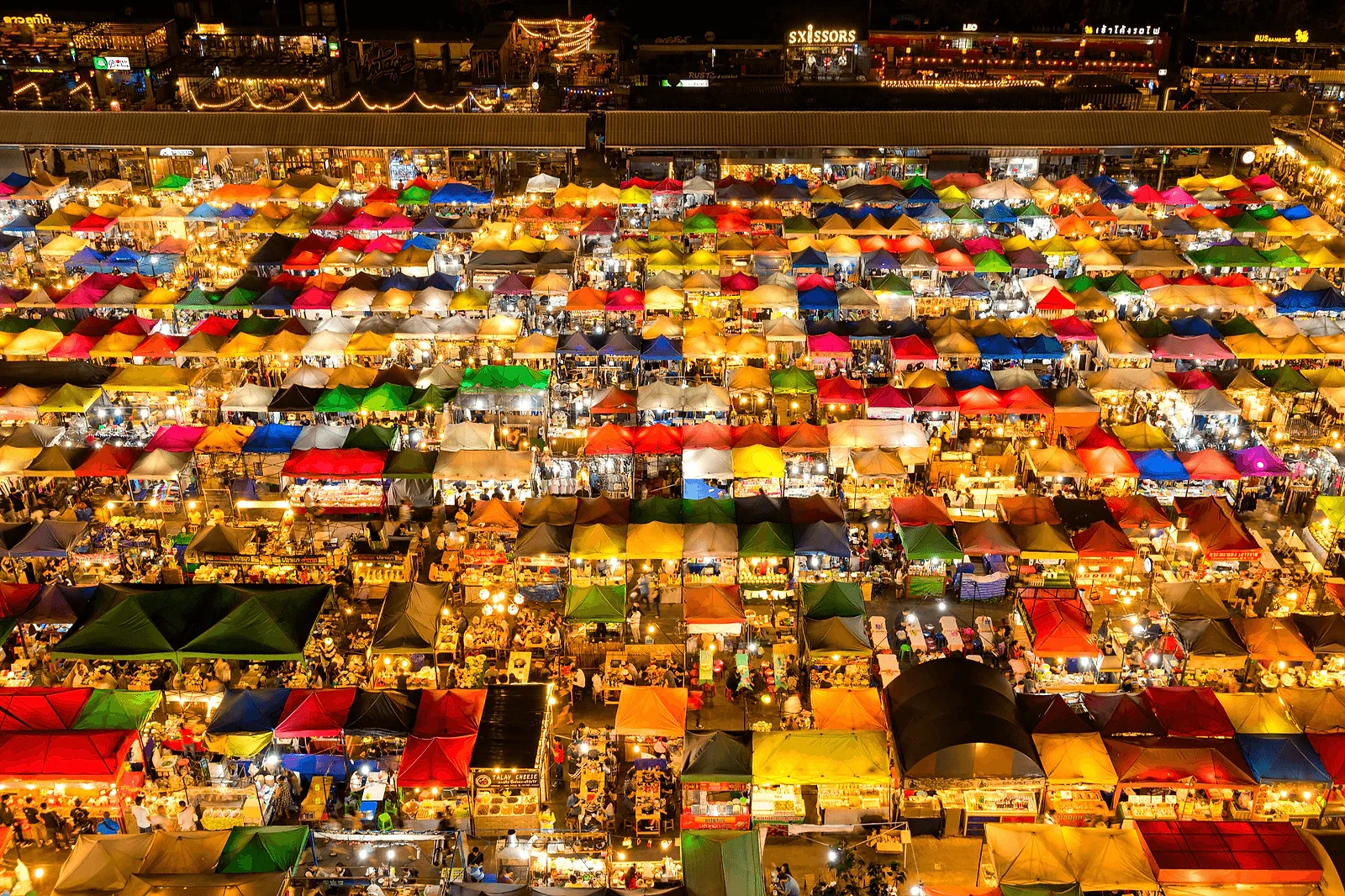 Photoshoot in Bangkok: talad rod fai night market.