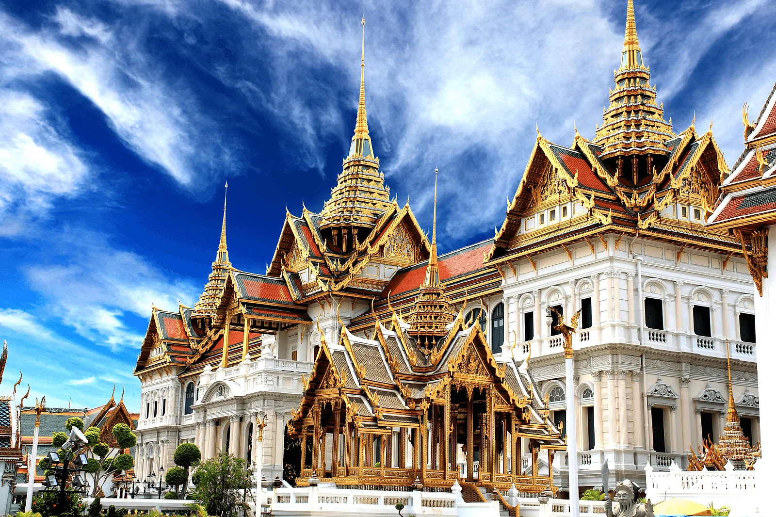 Photoshoot in Bangkok: grand palace grounds.