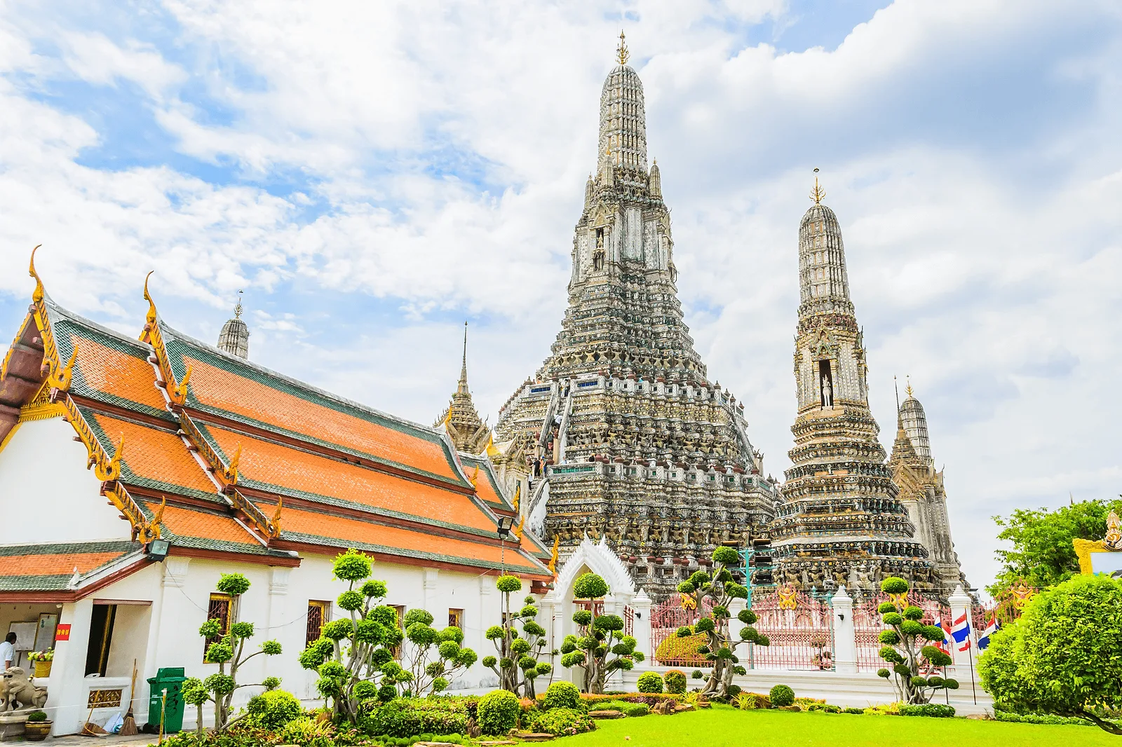 Photoshoot in Bangkok: wat arun at sunrise.