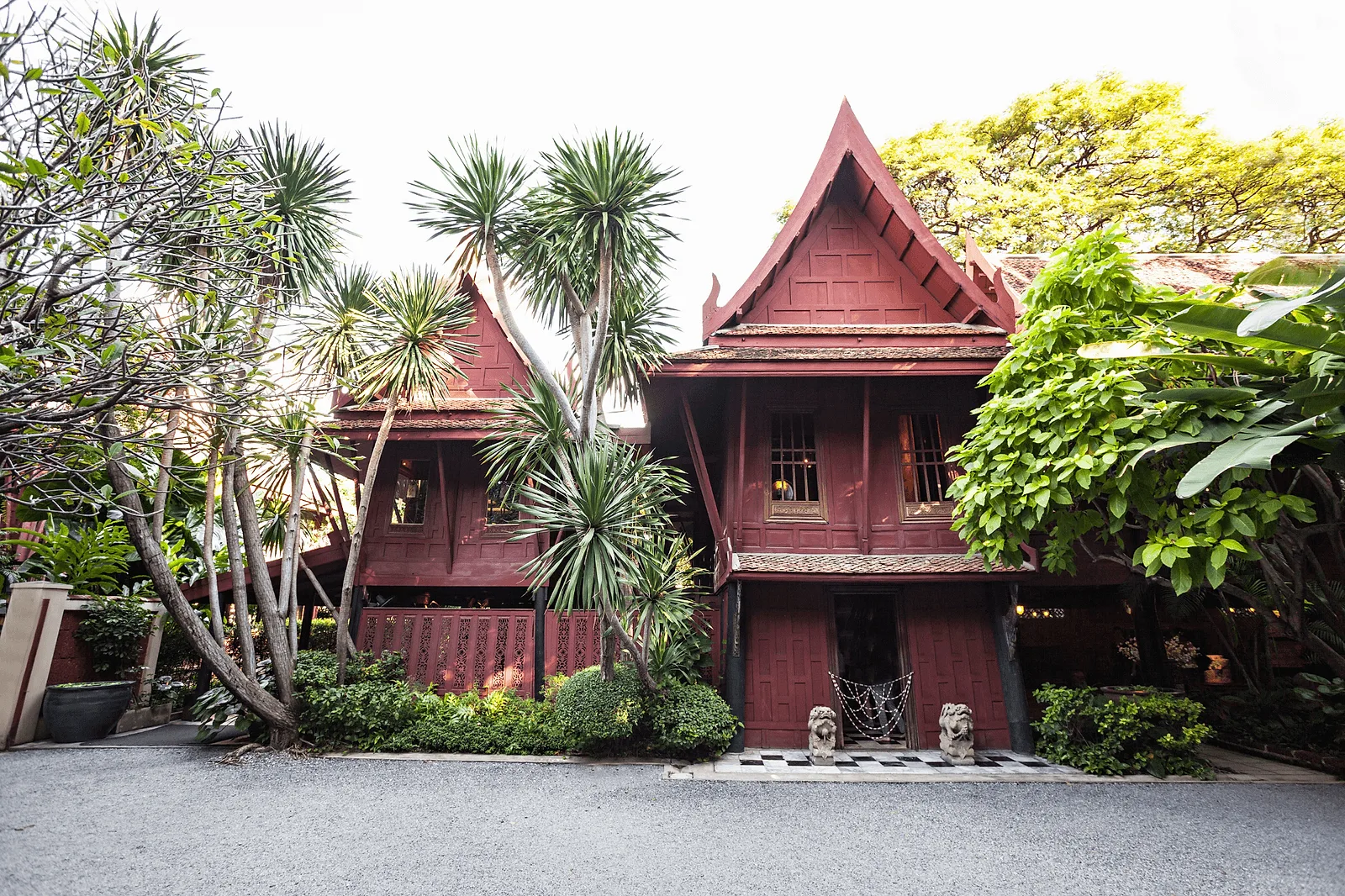 Photoshoot in Bangkok: jim thompson house.