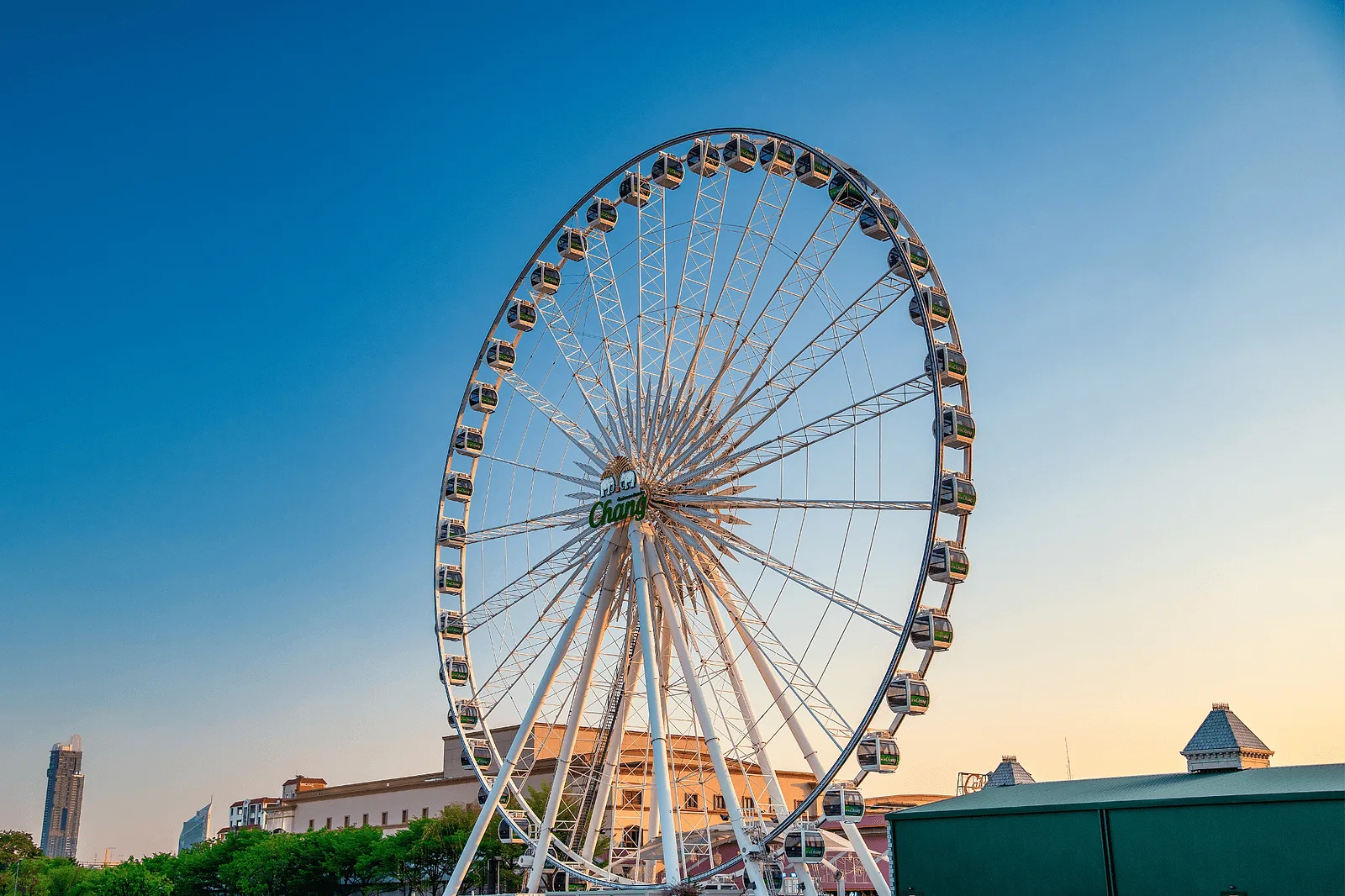 Photoshoot in Bangkok: asiatique ferris wheel.