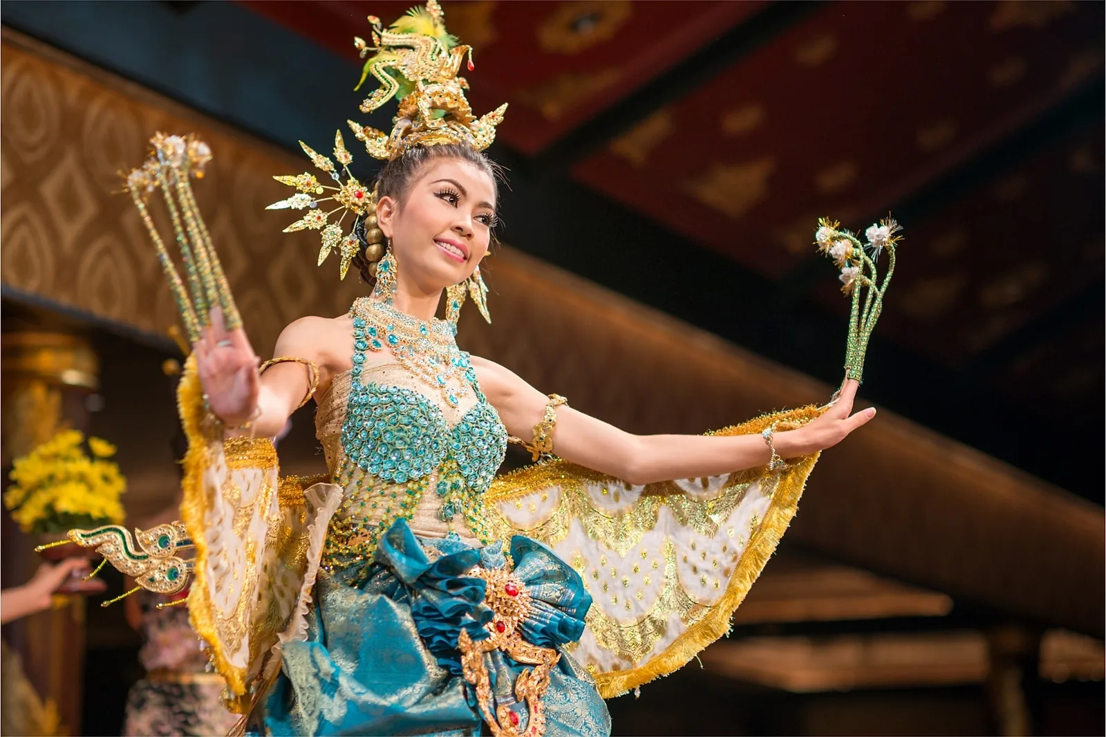 Photoshoot in Bangkok: thai dance.