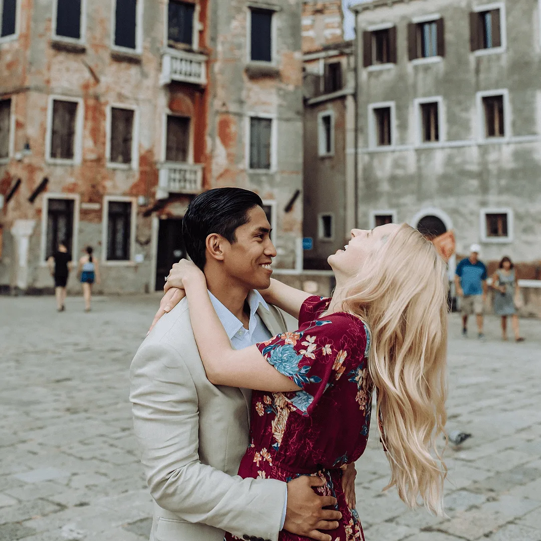 Photoshoot in Venice: pose #3: spin and laugh.