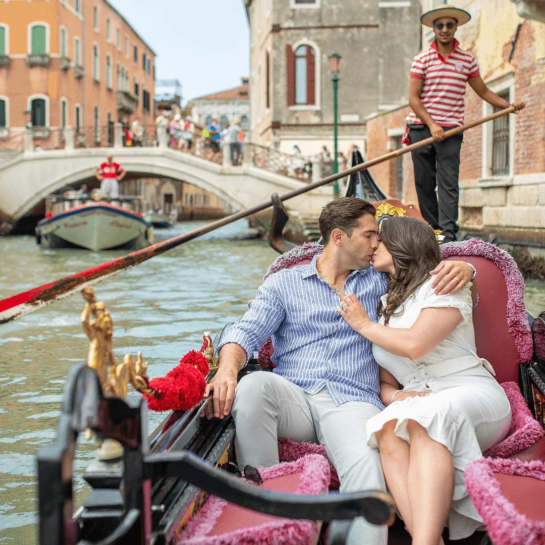 Photoshoot in Venice: pose #4: sitting on a gondola.