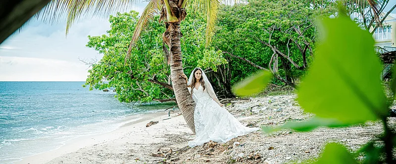 25 Tropical Pre-Wedding Photos to Inspire Your Own Shoot