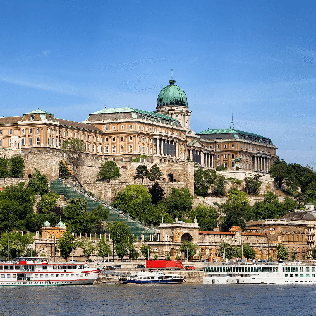 Photoshoot in Budapest: cruise the danube river.