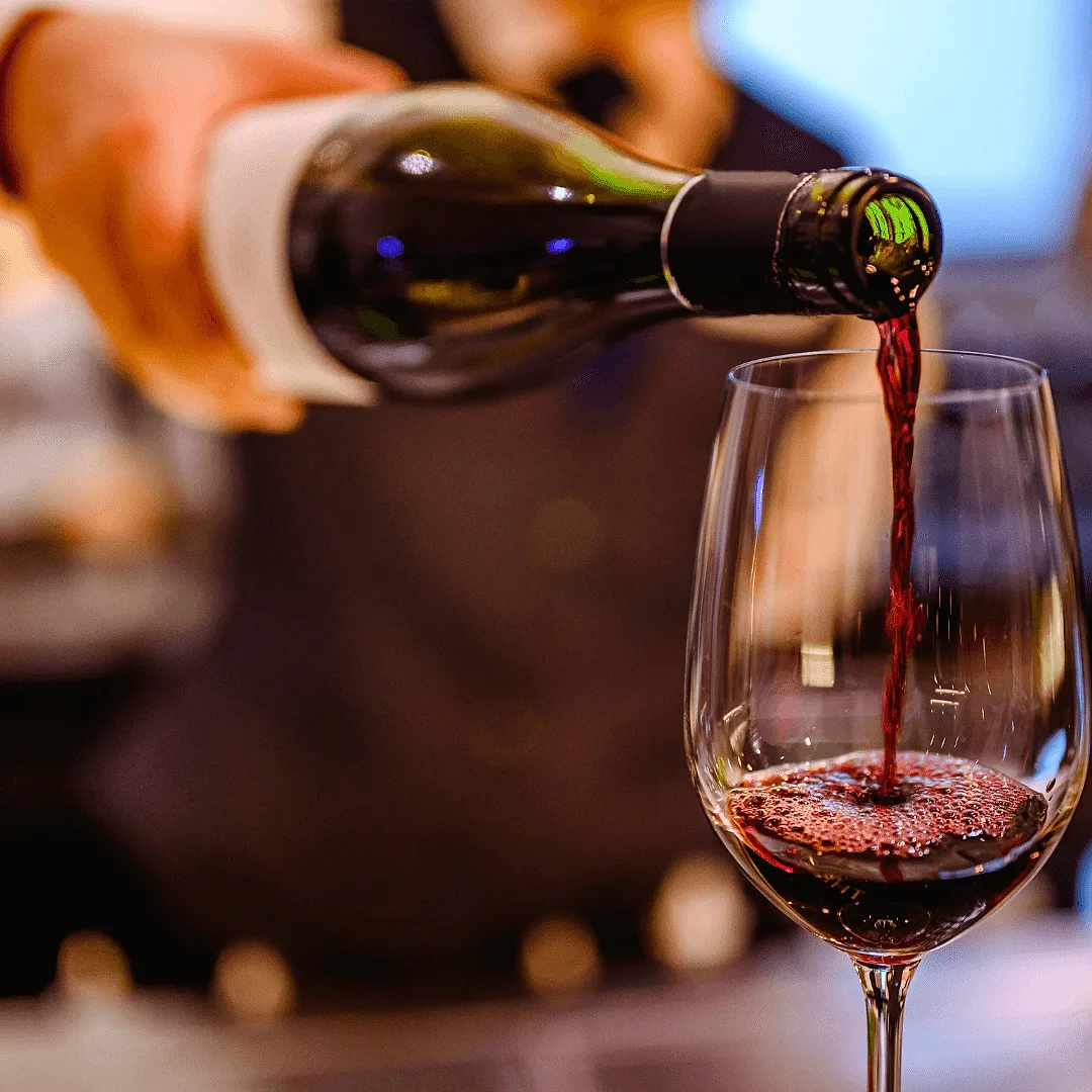 Photoshoot in Budapest: explore wine bars in the city center.