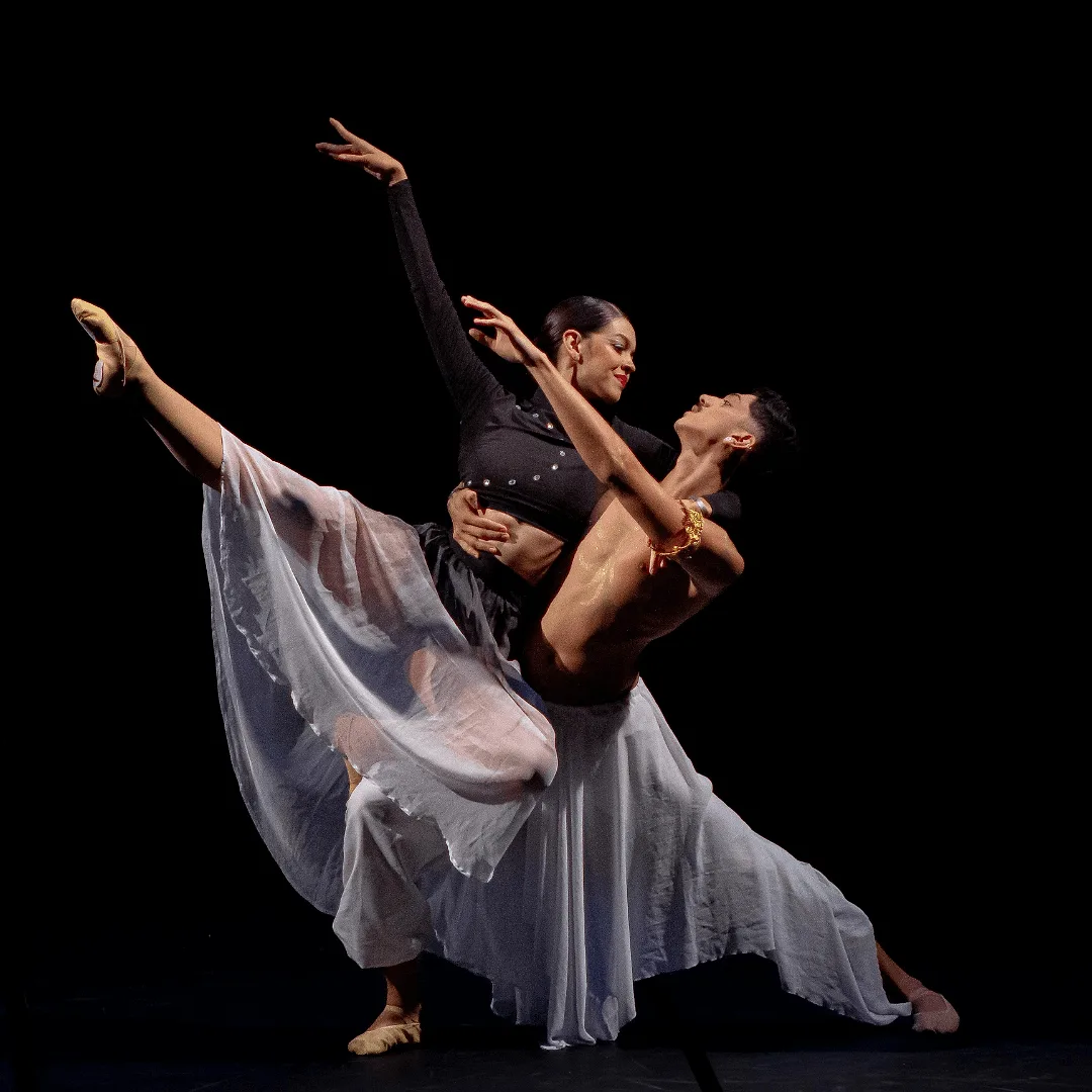 Photoshoot in Budapest: attend a performance at the opera house.