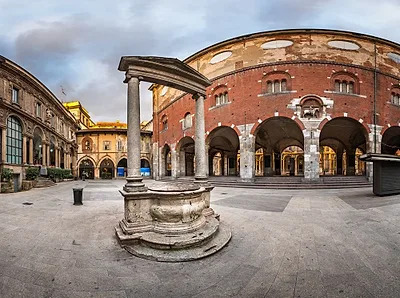 Piazza Mercanti — popular photoshoot spot in Milan
