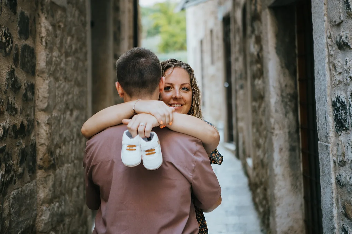 25+ Pregnancy Photoshoot Ideas You Can Easily Replicate