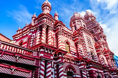 Jami Ul Alfar Mosque — popular photoshoot spot in Sri Lanka