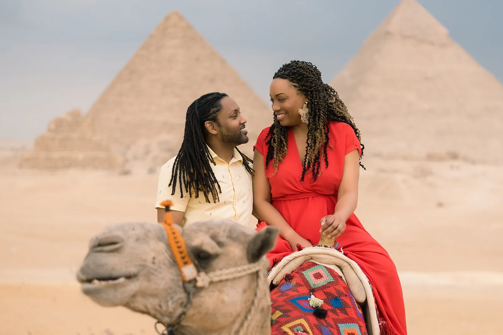 Photoshoot in Egypt: day 2: couple photoshoot at the pyramids.