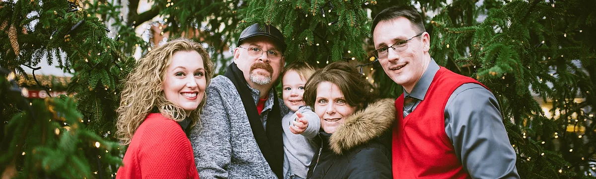 17 Creative Large Family Photo Ideas to Steal in 2026