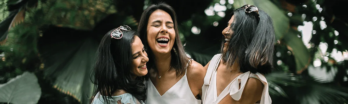 How to Do Best Friend Photos the Best Way Possible: Tips from a Pro Photographer