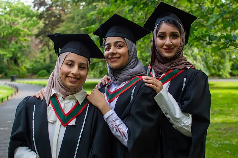 Graduation Pictures: What to Wear, How to Pose & More!