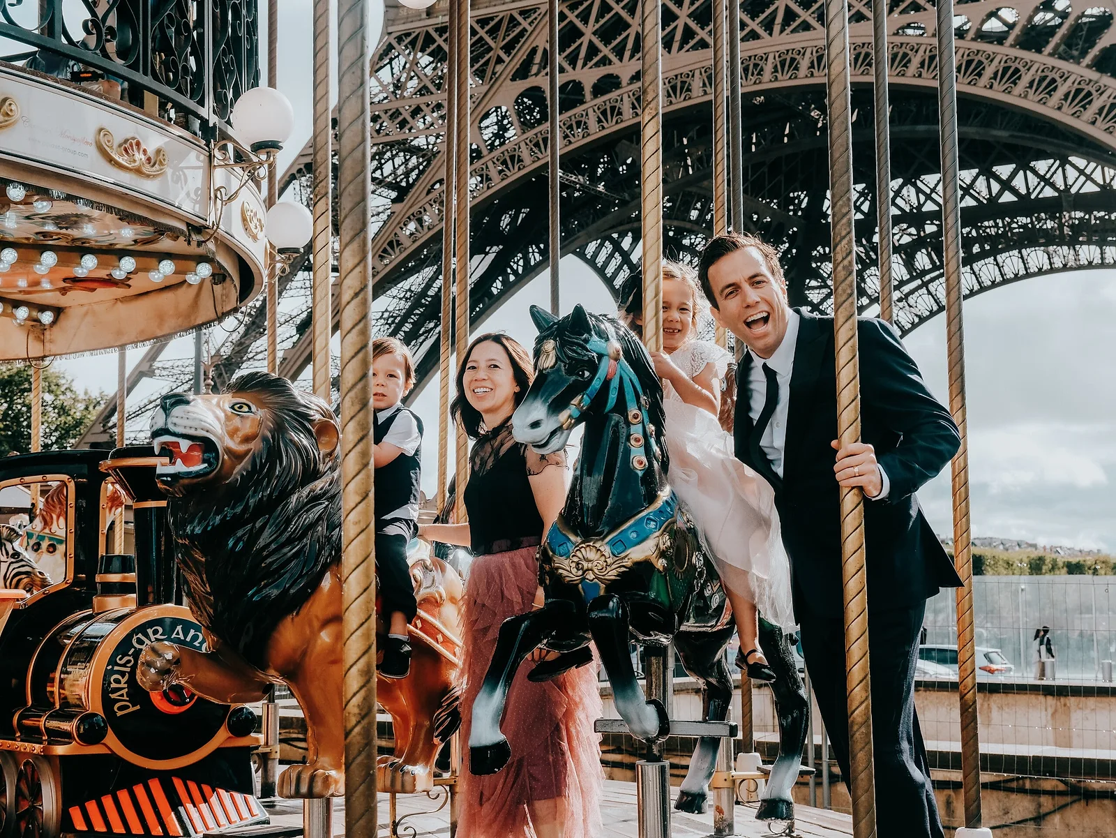 Family photoshoot by Gabriel, Localgrapher in Paris