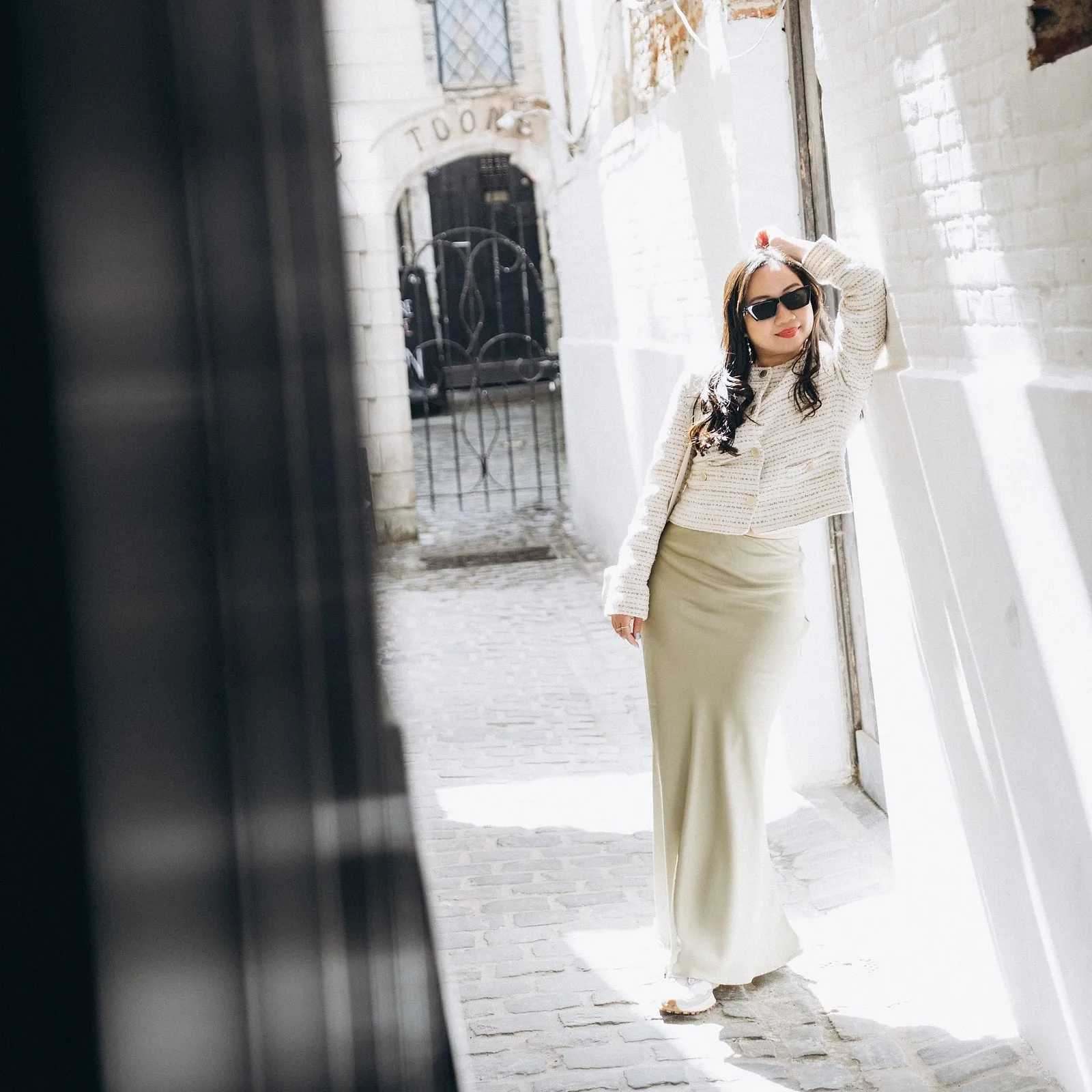 Pose #2: Chic Lean.