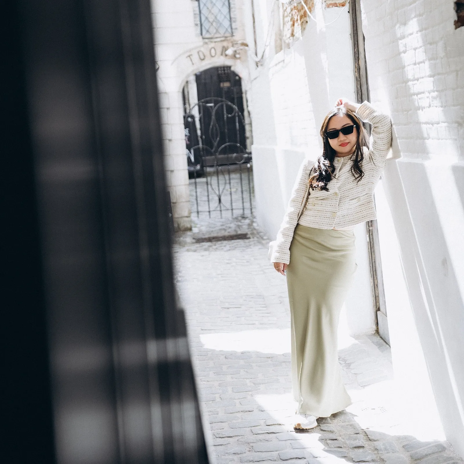 Pose #2: Chic Lean.