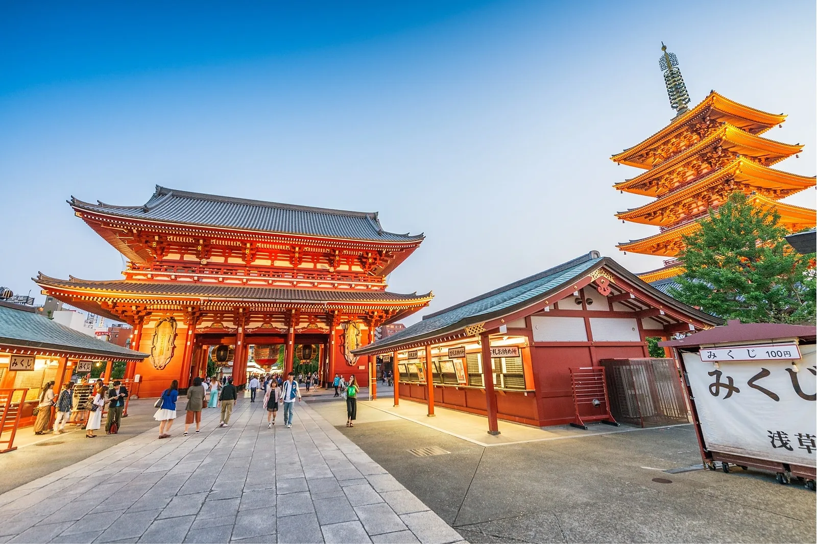 Photoshoot in Tokyo: reason #1: diverse architecture.