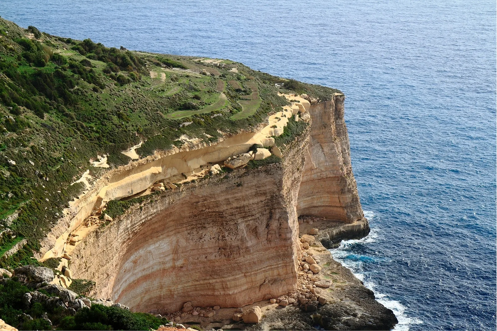 Photoshoot in Malta: dingli cliffs.