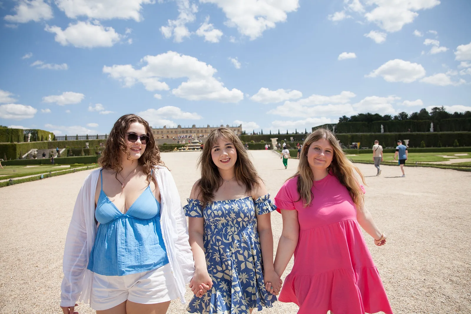 Photoshoot in Paris: sunshine & sisterhood.