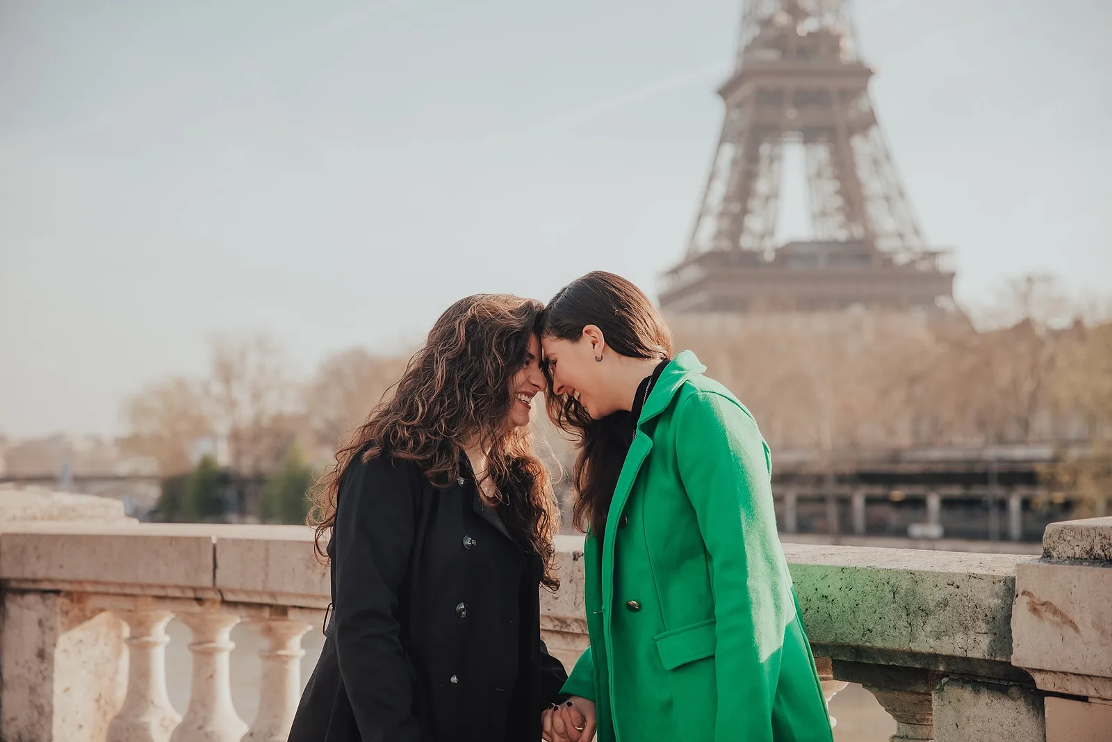 Photoshoot in Paris: heads together.
