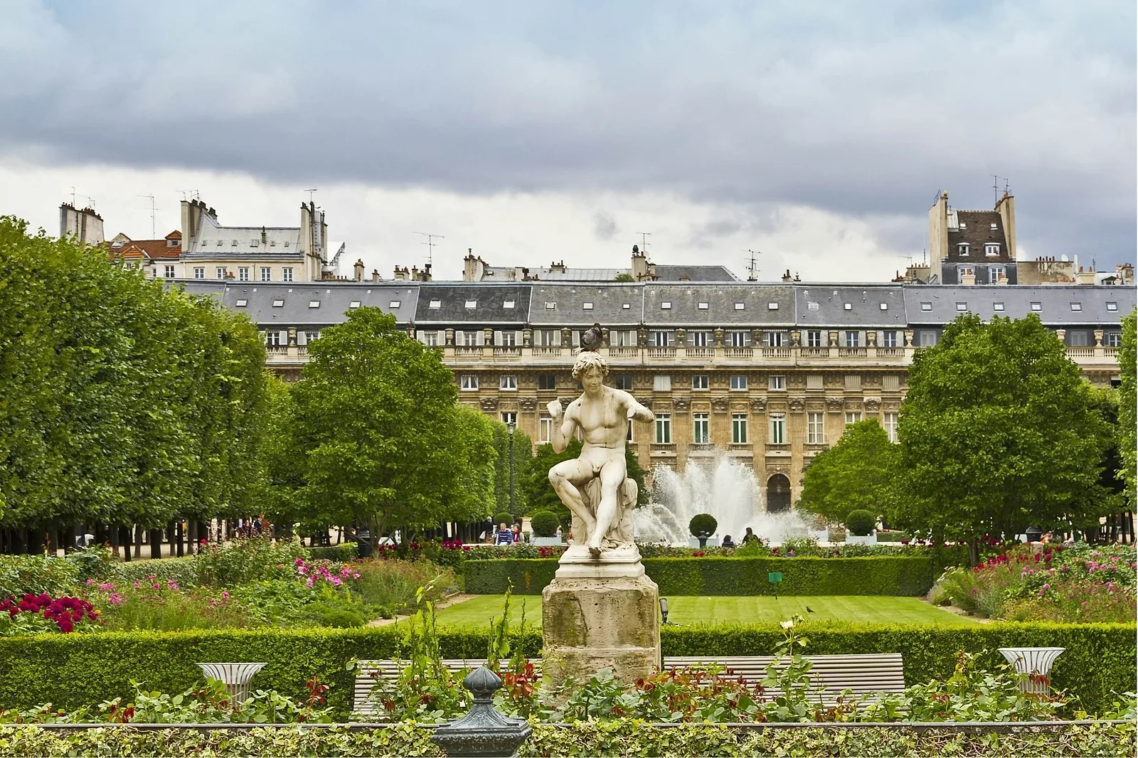 Photoshoot in Paris: spot #3: palais royal gardens.