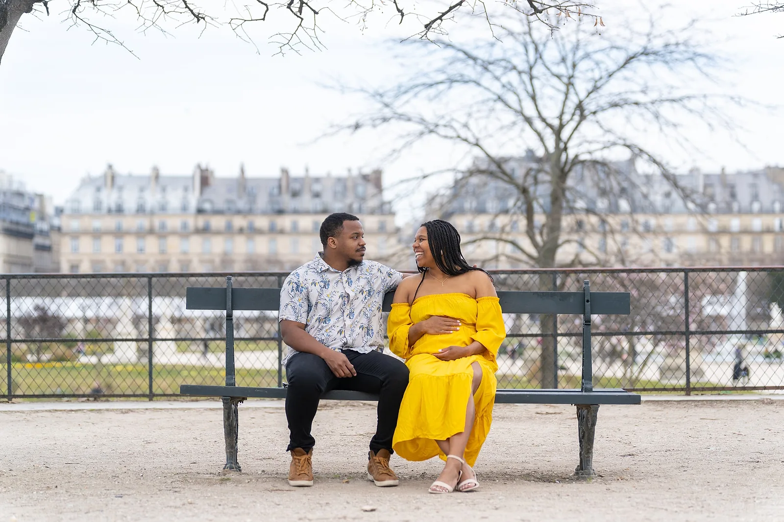Photoshoot in Paris: moment on the bench.