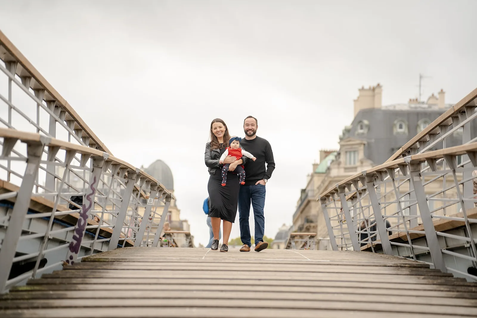 Photoshoot in Paris: family bridge stroll.
