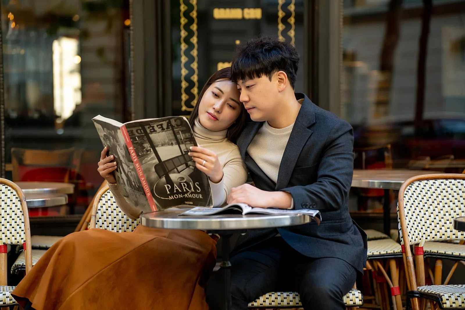 Photoshoot in Paris: parisian café daydream.