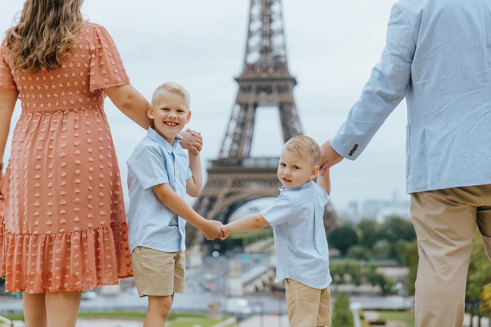 Photoshoot in Paris: hand in hand.