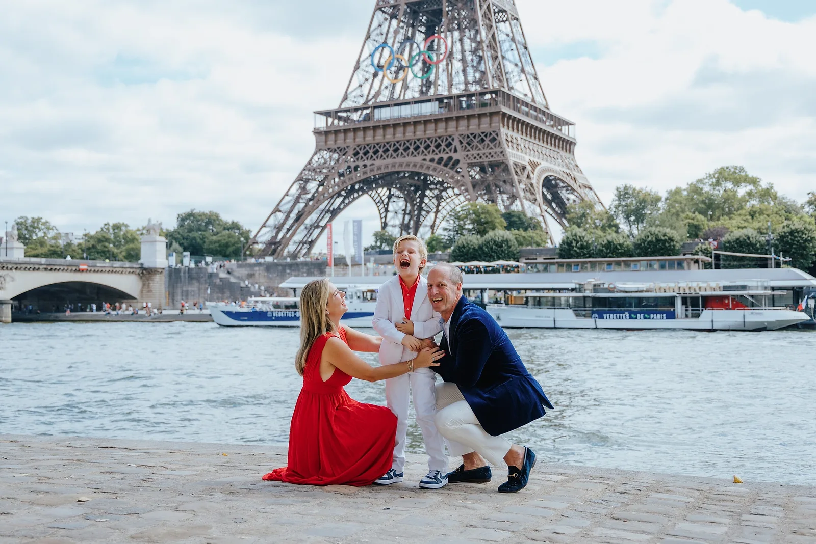 Photoshoot in Paris: laughter on the seine.