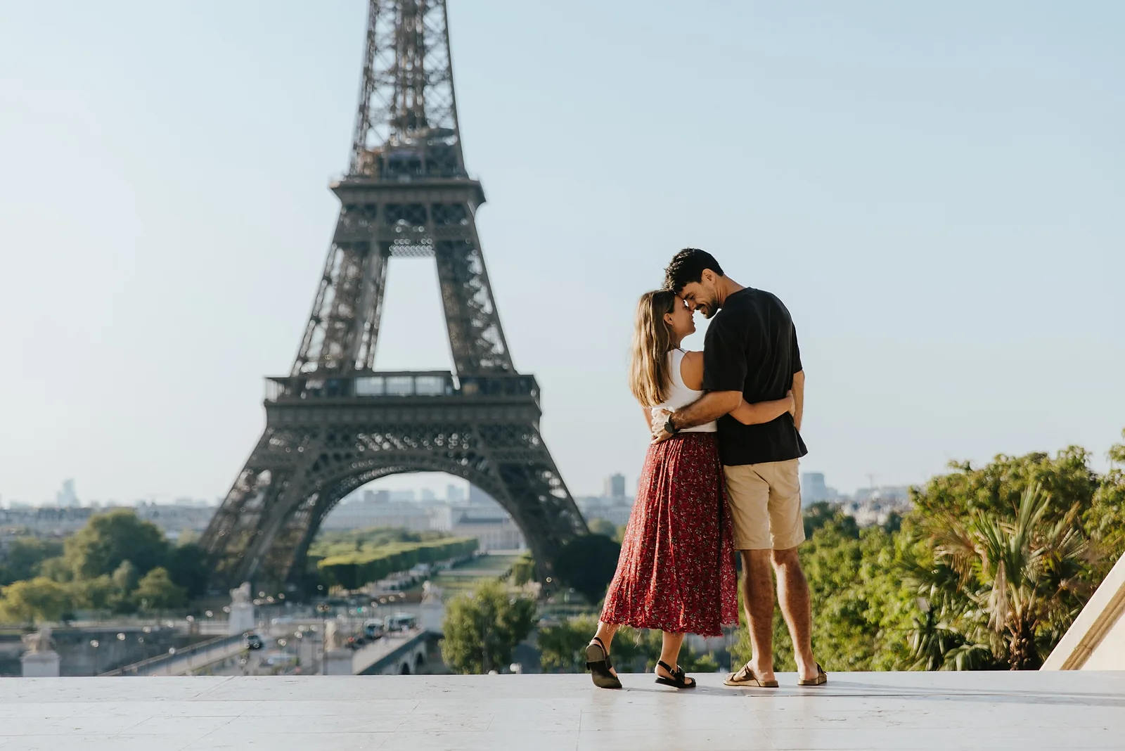 Photoshoot in Paris: an embrace.