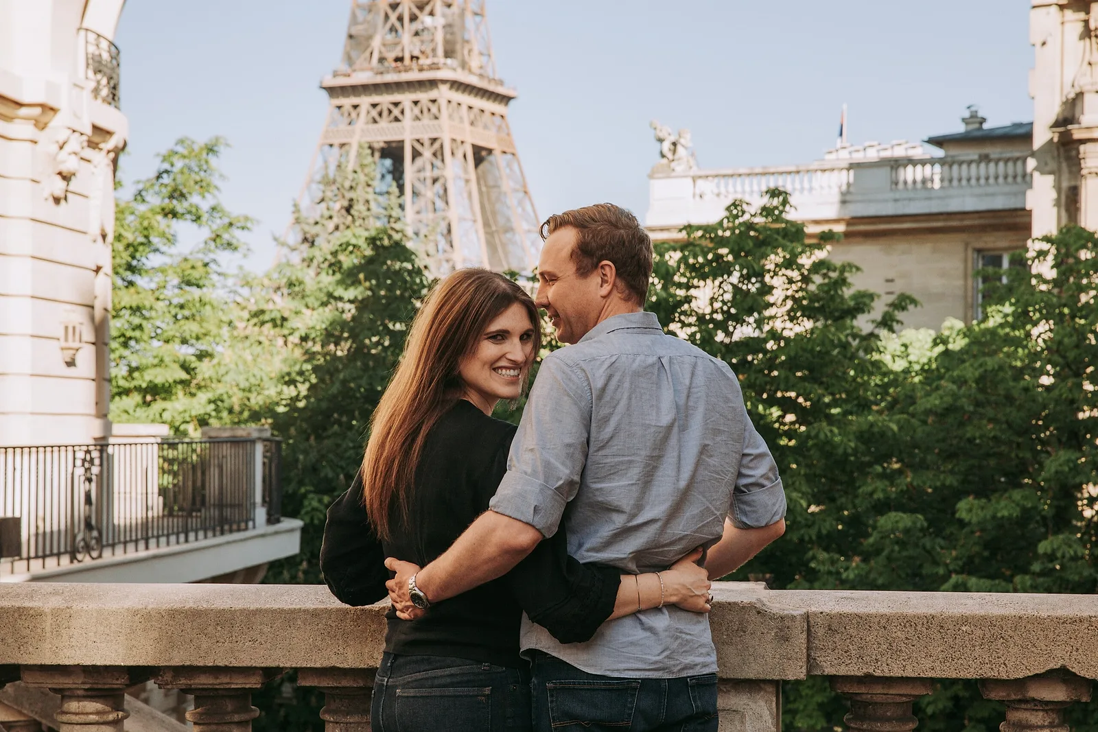 Photoshoot in Paris: balcony romance.