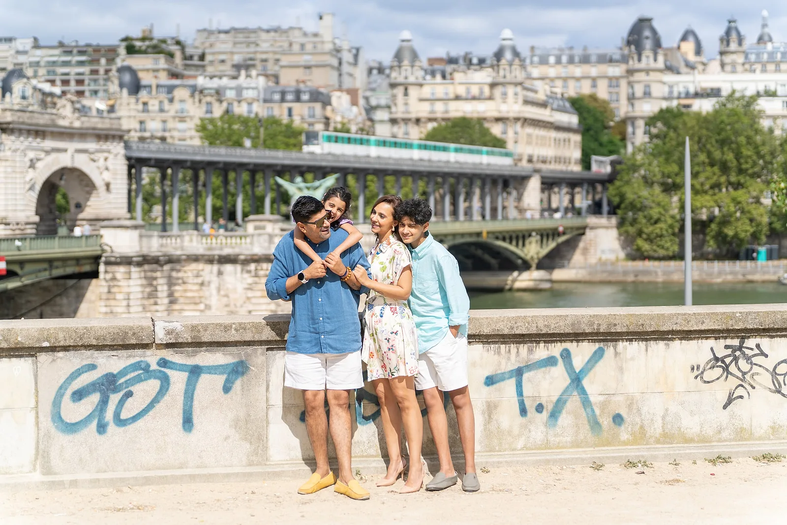Photoshoot in Paris: city stroll giggles.