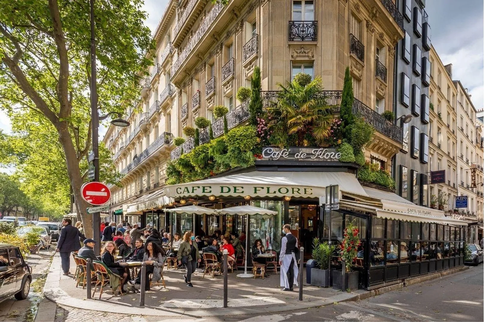 Photoshoot in Paris: café #1: café de flore.