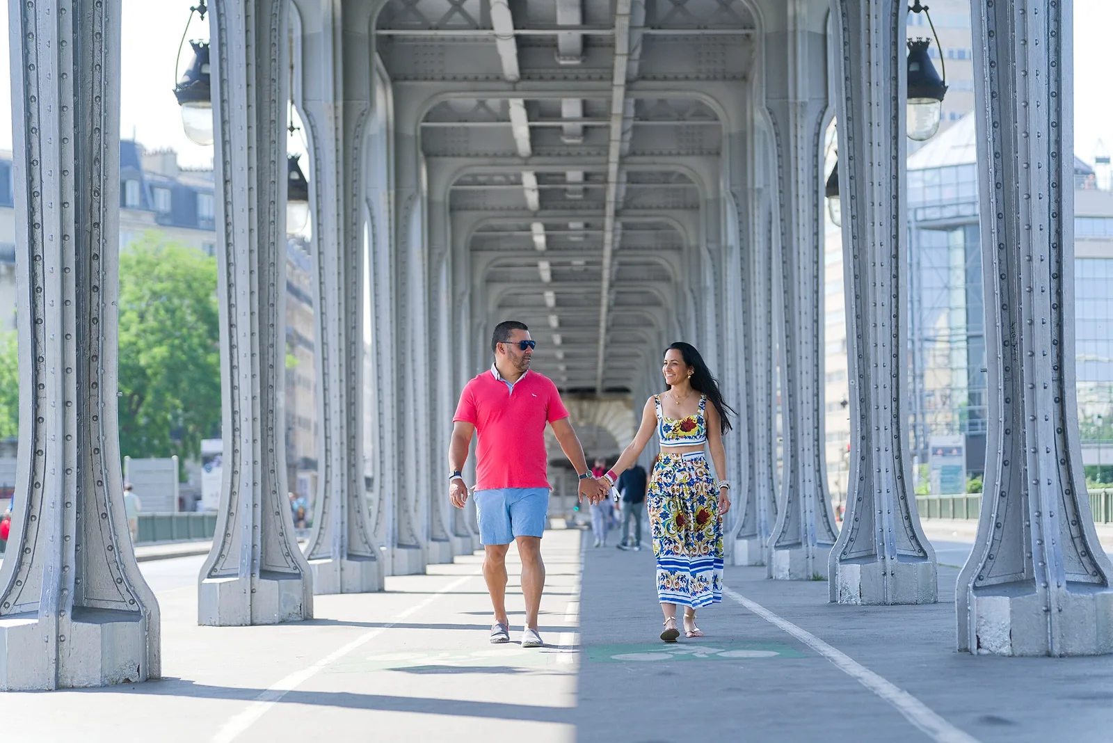 Photoshoot in Paris: urban stroll in sync.