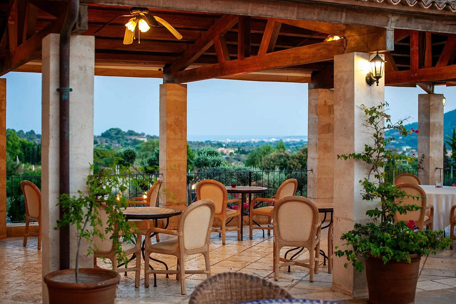 Photoshoot in Mallorca: eating out with kids.