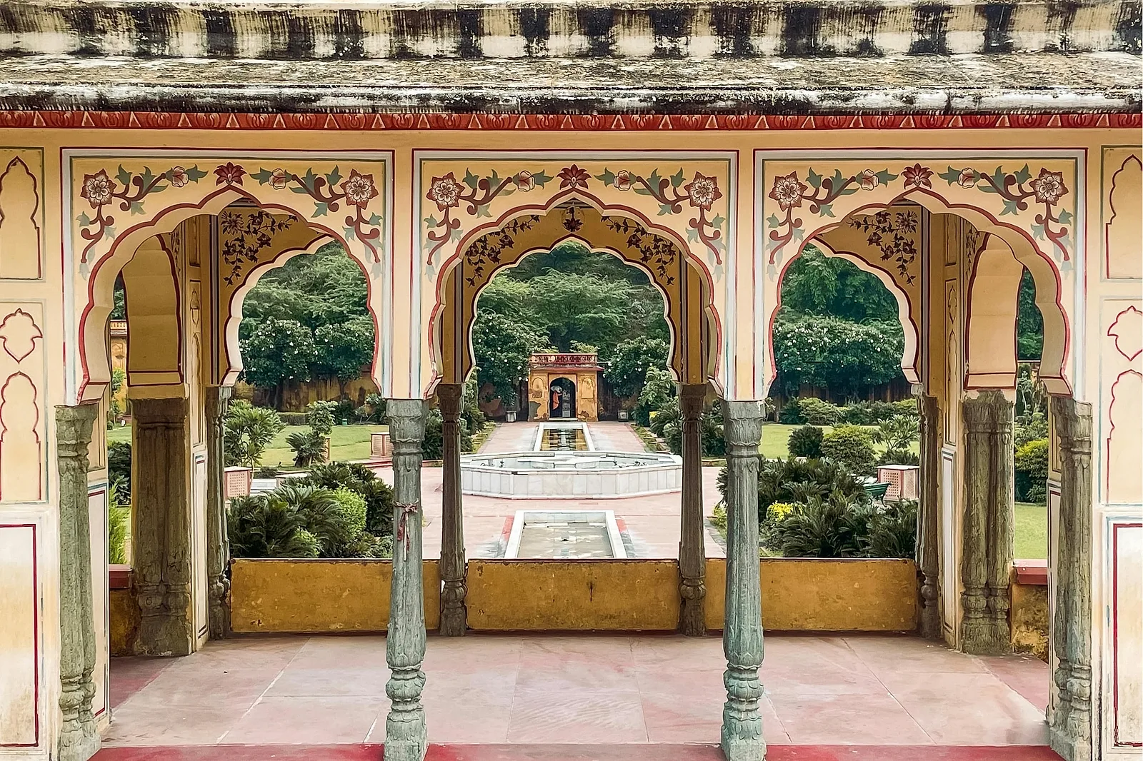 Photoshoot in Jaipur: palace courtyards.