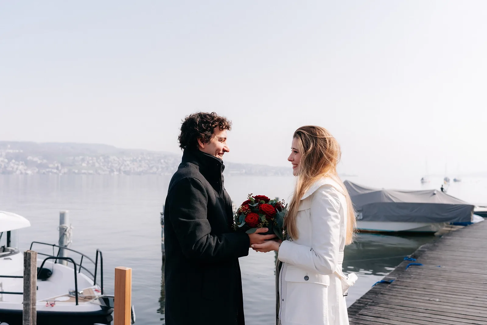Photoshoot in Zurich: stroll along lake promenade.