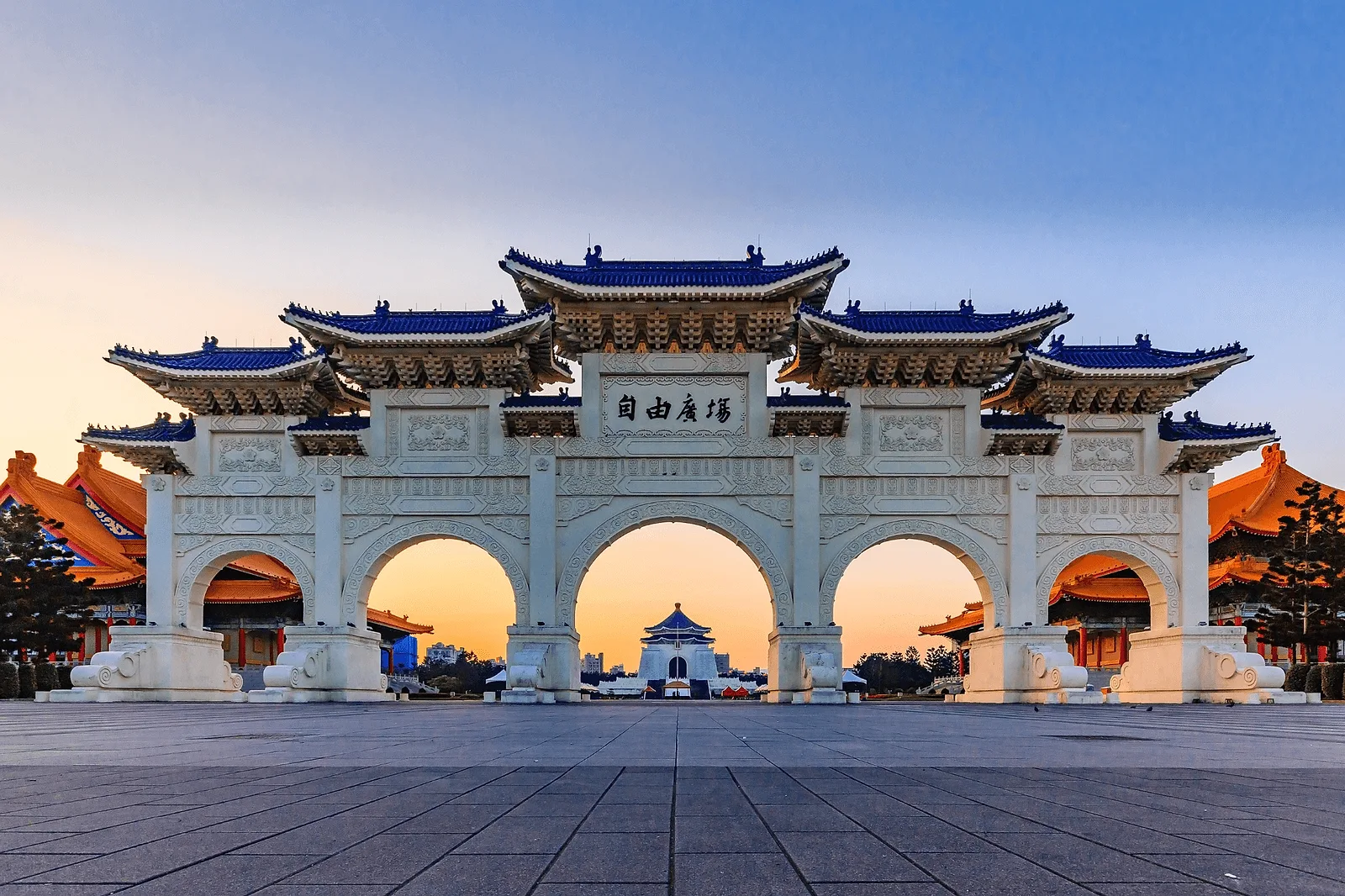 Morning golden hour Taipei photoshoot at Chiang Kai-shek Memorial Hall