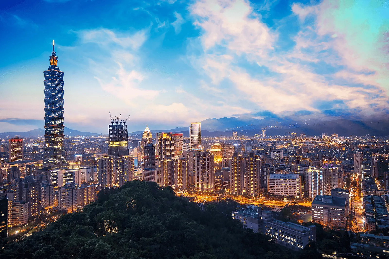 Evening golden hour Taipei photoshoot at Elephant Mountain