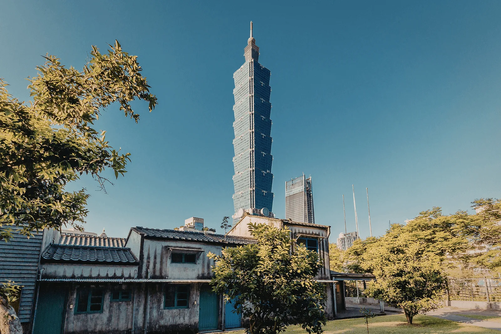 Taipei 101 from Elephant Mountain Six Giant Rocks: best Taipei photo spot at golden hour