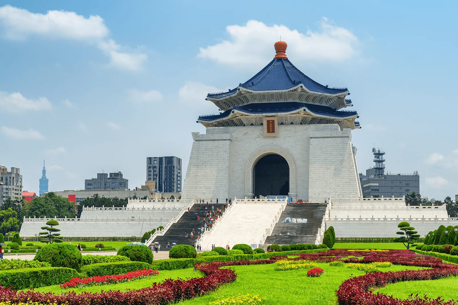 Chiang Kai-shek Memorial Hall at sunrise: top Taipei photo spot with empty plaza