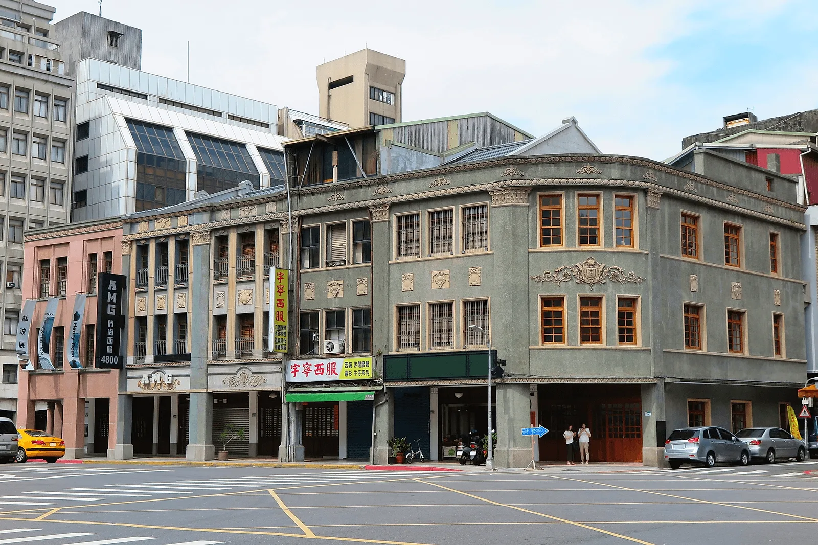 Dihua Street colonial baroque facades in morning light: best places for photos Taipei