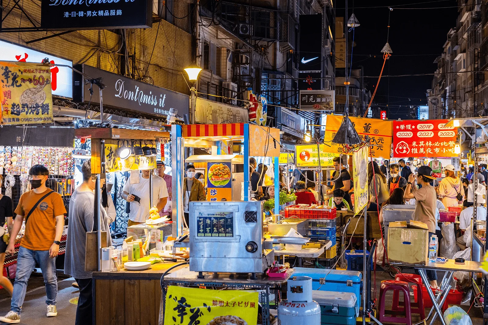 Raohe Night Market red lanterns at blue hour: instagram spots Taipei