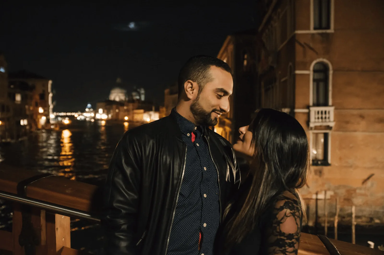 Night photoshoot in Venice, secret proposal with photographer