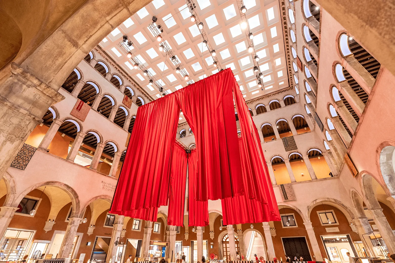 Spot for your Venice photoshoot: Fondaco dei Tedeschi