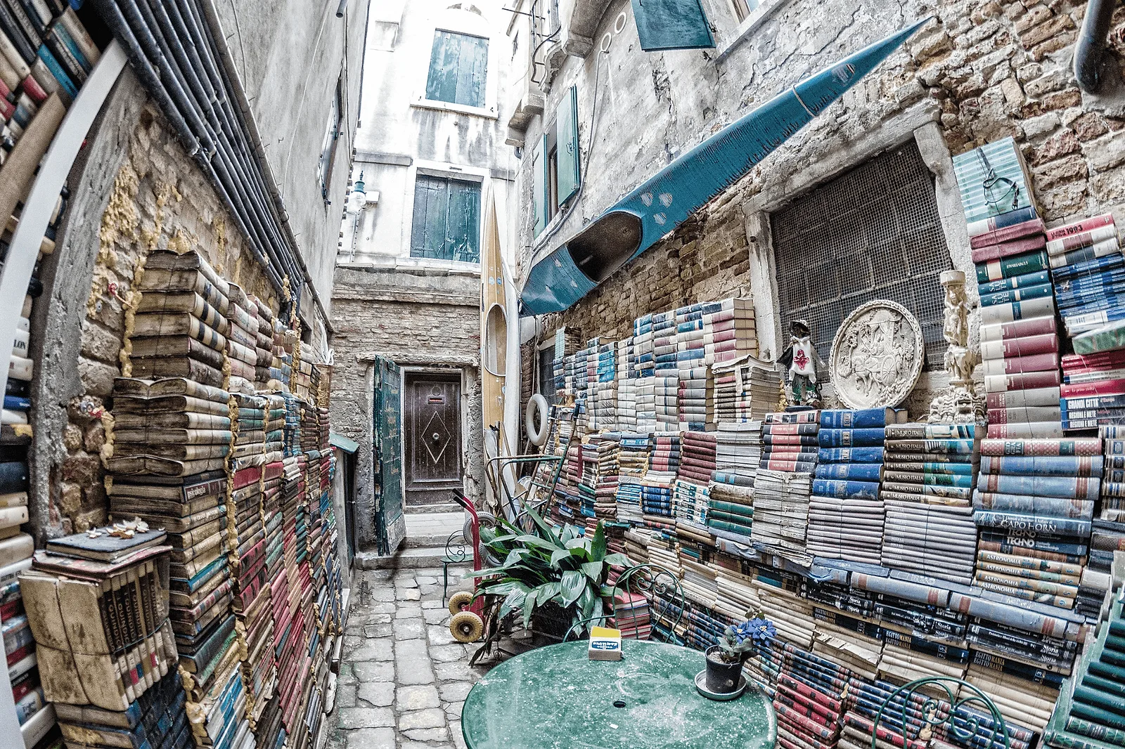 Old Books of Acqua Alta Bookstore: perfect phooto spot for Venice photoshoot